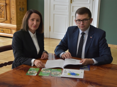 Spotkanie dyrektor Urzędu Statystycznego w Krakowie Agnieszki Szlubowskiej z wojewodą małopolskim Łukaszem Kmitą